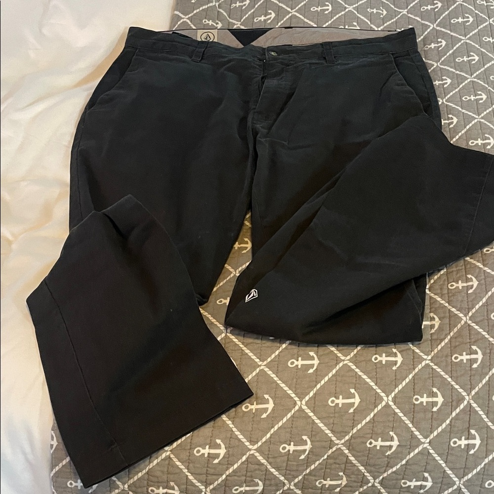 Men's  Black volcom Pants 36 x33 location b4